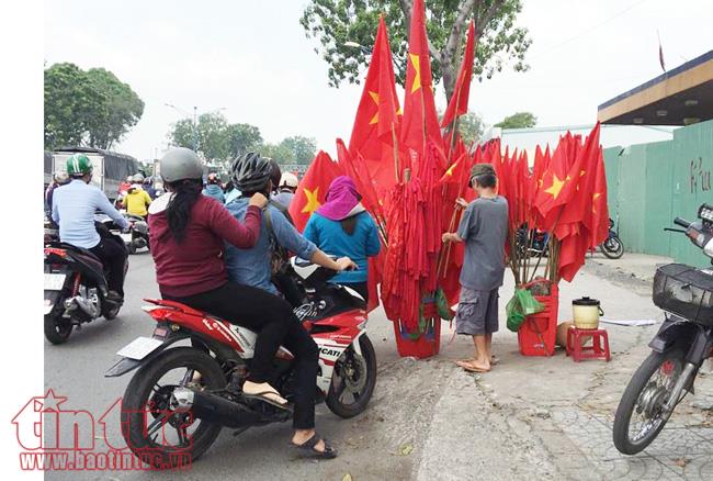 Mỏi tay bán cờ, áo cổ vũ U23 Việt Nam ảnh 1